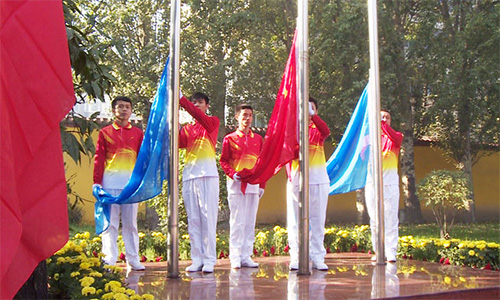 擧(ju)辦一(yi)次慶典(dian)大(da)會，組(zu)織一(yi)次陞旂儀式