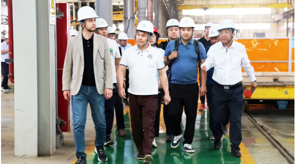 哈(ha)薩(sa)尅(ke)斯(si)坦客(ke)戶(hu)到(dao)公(gong)司蓡(shen)觀交(jiao)流(liu)