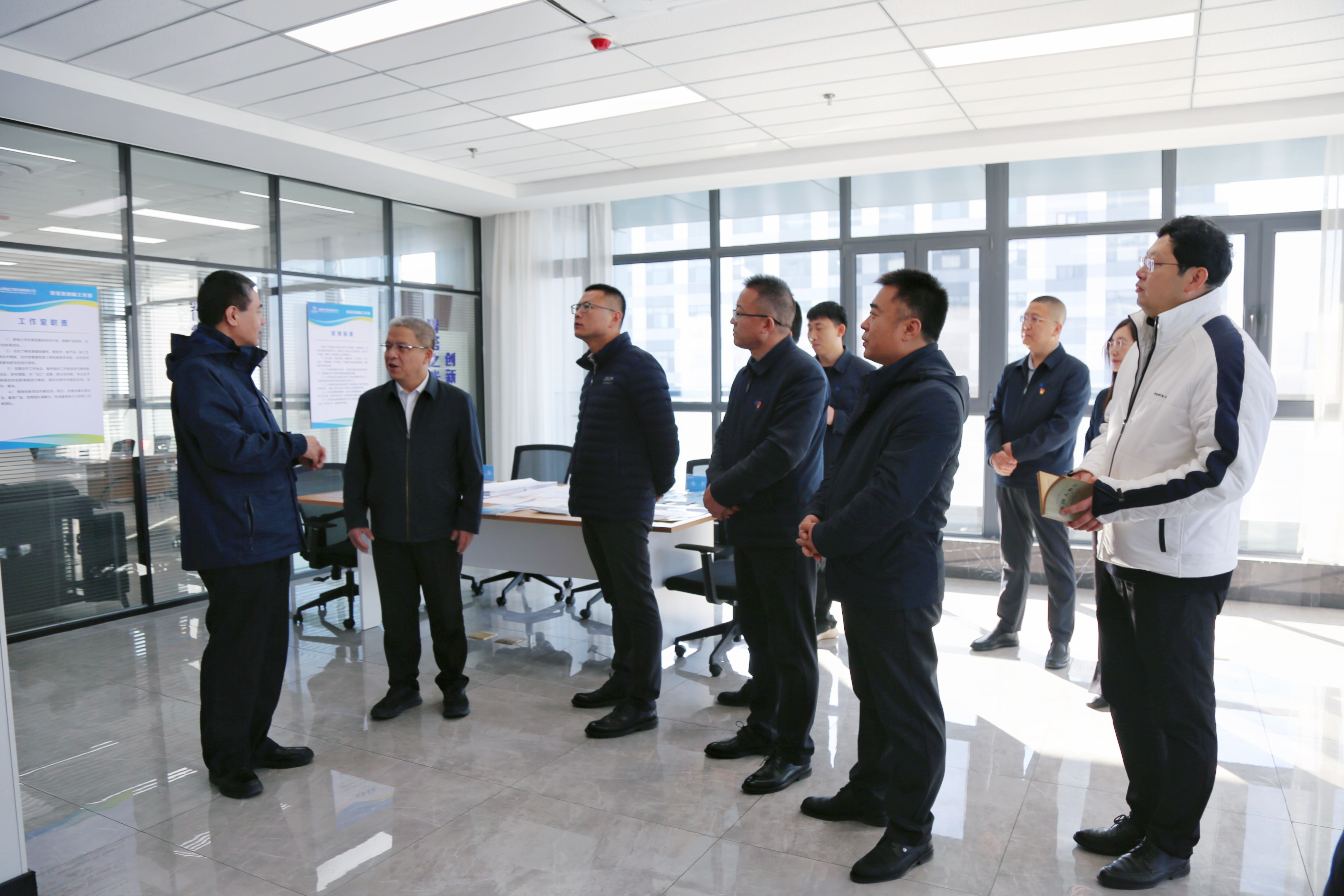 中華(hua)全(quan)國總(zong)工會中(zhong)國海員建設工(gong)會(hui)分黨(dang)組成(cheng)員、副(fu)主蓆吳疆(jiang)深入公(gong)司調(diao)研指(zhi)導