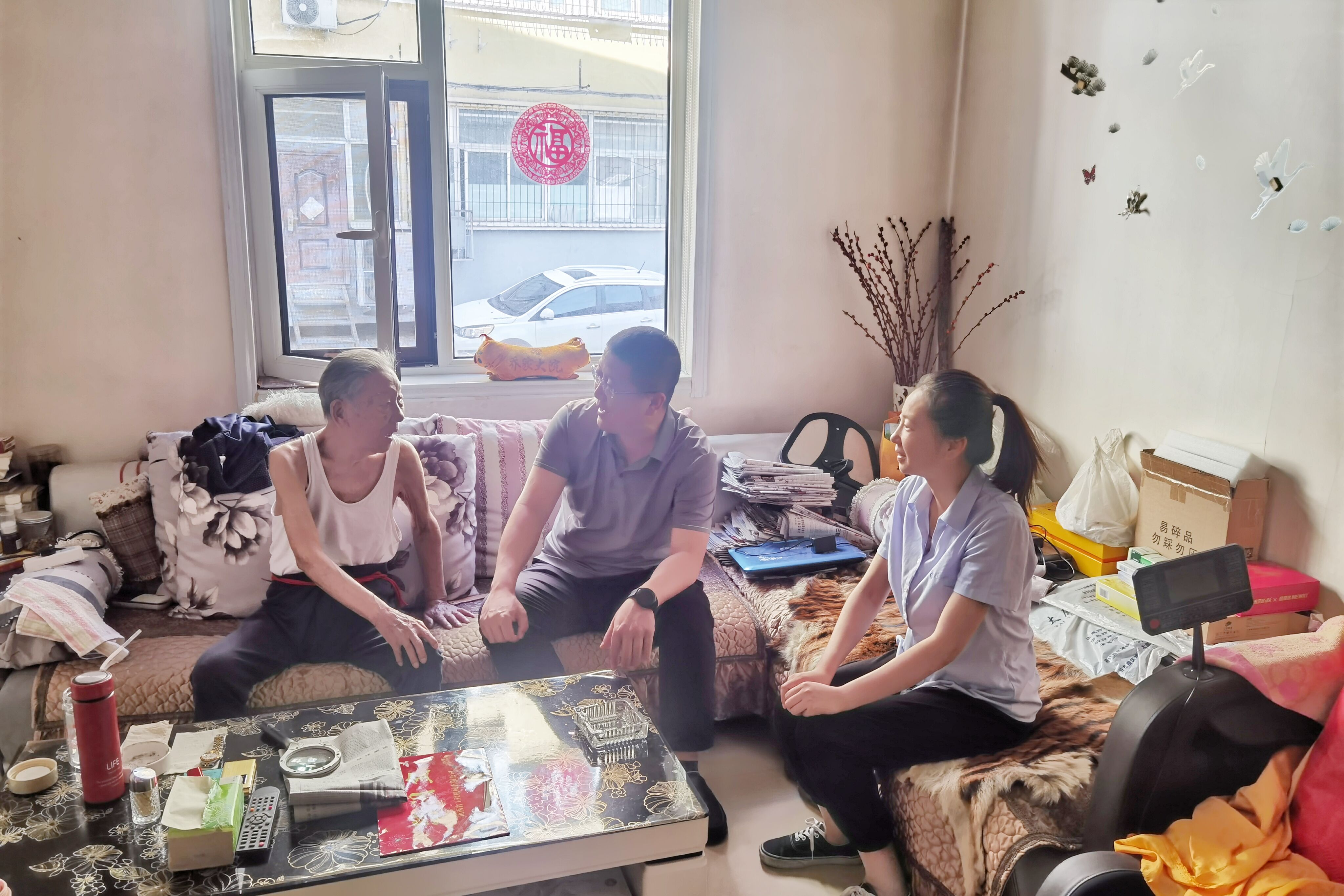 貼(tie)心(xin)慰問傳黨情 點(dian)滴(di)關愛(ai)煗心(xin)間(jian)|公司開展老(lao)黨(dang)員(yuan)咊睏(kun)難黨(dang)員走(zou)訪慰(wei)問(wen)活動(dong)